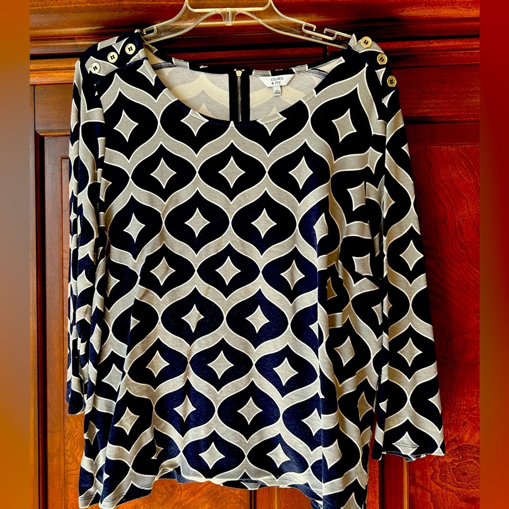 Crown & Ivy 3/4 length sleeves